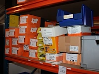 Voorraden op 3 legborden w.o. zekeringen in grote diversiteit, beugels, nagels, inbouwdozen etc. let op! op... - afbeelding 9 van  14
