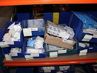 Voorraden op 3 legborden w.o. zekeringen in grote diversiteit, beugels, nagels, inbouwdozen etc. let op! op... - afbeelding 10 van  14