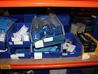Voorraden op 3 legborden w.o. zekeringen in grote diversiteit, beugels, nagels, inbouwdozen etc. let op! op... - afbeelding 11 van  14