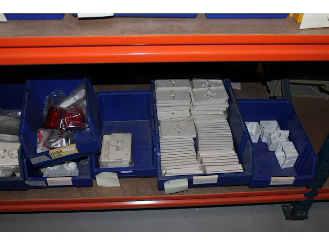 Voorraden op 3 legborden w.o. zekeringen in grote diversiteit, beugels, nagels, inbouwdozen etc. let op! op... - afbeelding 12 van  14