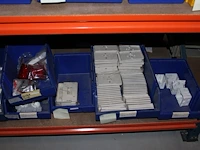 Voorraden op 3 legborden w.o. zekeringen in grote diversiteit, beugels, nagels, inbouwdozen etc. let op! op... - afbeelding 12 van  14