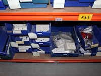 Voorraden op 3 legborden w.o. zekeringen in grote diversiteit, beugels, nagels, inbouwdozen etc. let op! op... - afbeelding 13 van  14