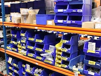 Voorraden op 3 legborden w.o. zekeringen in grote diversiteit, beugels, nagels, inbouwdozen etc. let op! op... - afbeelding 14 van  14