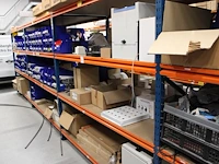 Voorraden op 4 legborden w.o. inbouw- en noodverlichting, sensoren, twee besturingskasten etc. let op! opha...