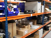 Voorraden op 4 legborden w.o. inbouw- en noodverlichting, sensoren, twee besturingskasten etc. let op! opha... - afbeelding 2 van  9