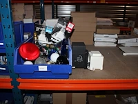 Voorraden op 4 legborden w.o. inbouw- en noodverlichting, sensoren, twee besturingskasten etc. let op! opha... - afbeelding 3 van  9