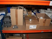 Voorraden op 4 legborden w.o. inbouw- en noodverlichting, sensoren, twee besturingskasten etc. let op! opha... - afbeelding 4 van  9