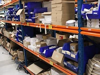 Voorraden op 4 legborden w.o. inbouw- en noodverlichting, sensoren, twee besturingskasten etc. let op! opha... - afbeelding 5 van  9