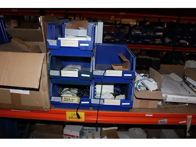 Voorraden op 4 legborden w.o. inbouw- en noodverlichting, sensoren, twee besturingskasten etc. let op! opha... - afbeelding 6 van  9