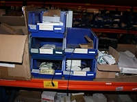 Voorraden op 4 legborden w.o. inbouw- en noodverlichting, sensoren, twee besturingskasten etc. let op! opha... - afbeelding 6 van  9