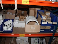 Voorraden op 4 legborden w.o. inbouw- en noodverlichting, sensoren, twee besturingskasten etc. let op! opha... - afbeelding 8 van  9