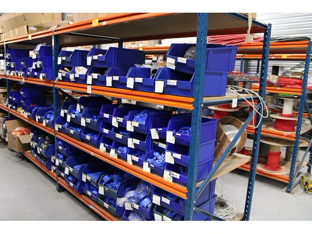 Voorraden op 4 legborden w.o. inbouwdozen, inbouwmaterialen, pvc koppelingen, signaaldraad, diverse restant... - afbeelding 1 van  7