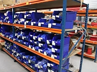Voorraden op 4 legborden w.o. inbouwdozen, inbouwmaterialen, pvc koppelingen, signaaldraad, diverse restant...