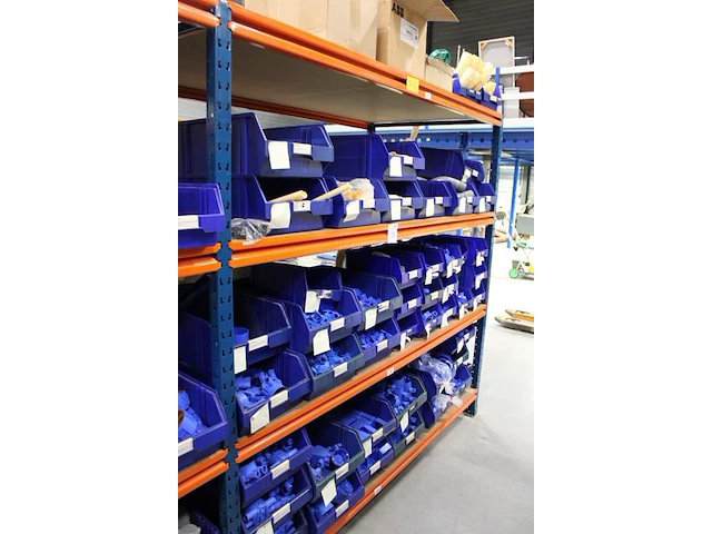 Voorraden op 4 legborden w.o. inbouwdozen, inbouwmaterialen, pvc koppelingen, signaaldraad, diverse restant... - afbeelding 2 van  7