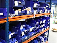 Voorraden op 4 legborden w.o. inbouwdozen, inbouwmaterialen, pvc koppelingen, signaaldraad, diverse restant... - afbeelding 2 van  7