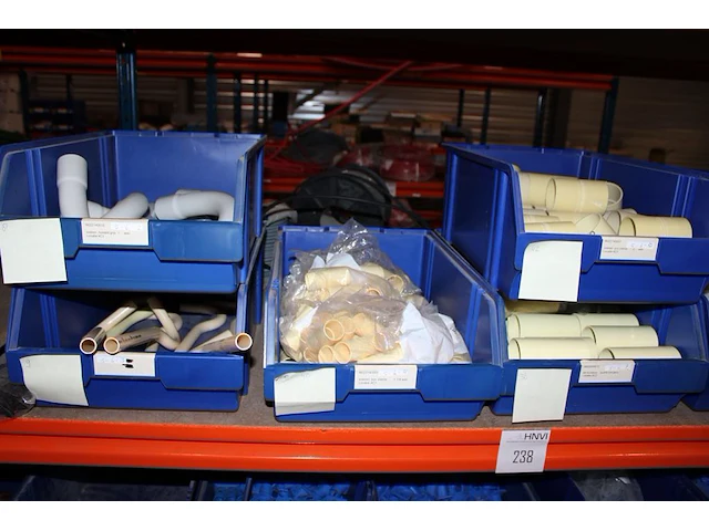 Voorraden op 4 legborden w.o. inbouwdozen, inbouwmaterialen, pvc koppelingen, signaaldraad, diverse restant... - afbeelding 3 van  7