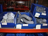 Voorraden op 4 legborden w.o. inbouwdozen, inbouwmaterialen, pvc koppelingen, signaaldraad, diverse restant... - afbeelding 4 van  7