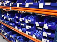 Voorraden op 4 legborden w.o. inbouwdozen, inbouwmaterialen, pvc koppelingen, signaaldraad, diverse restant... - afbeelding 5 van  7