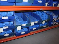 Voorraden op 4 legborden w.o. inbouwdozen, inbouwmaterialen, pvc koppelingen, signaaldraad, diverse restant... - afbeelding 6 van  7