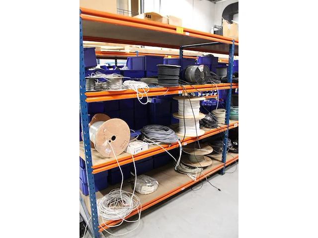 Voorraden op 4 legborden w.o. inbouwdozen, inbouwmaterialen, pvc koppelingen, signaaldraad, diverse restant... - afbeelding 7 van  7