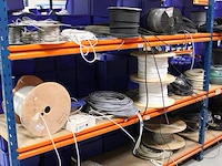 Voorraden op 4 legborden w.o. inbouwdozen, inbouwmaterialen, pvc koppelingen, signaaldraad, diverse restant... - afbeelding 7 van  7