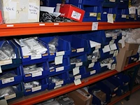 Voorraden op 4 legborden w.o. onderdelen voor kabelgoten, beugels, bochten. connectoren, eindtappen etc. le... - afbeelding 4 van  9
