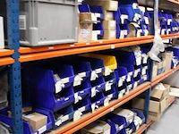 Voorraden op 4 legborden w.o. onderdelen voor kabelgoten, beugels, bochten. connectoren, eindtappen etc. le... - afbeelding 6 van  9