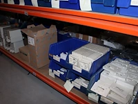 Voorraden op 4 legborden w.o. onderdelen voor kabelgoten, beugels, bochten. connectoren, eindtappen etc. le... - afbeelding 9 van  9