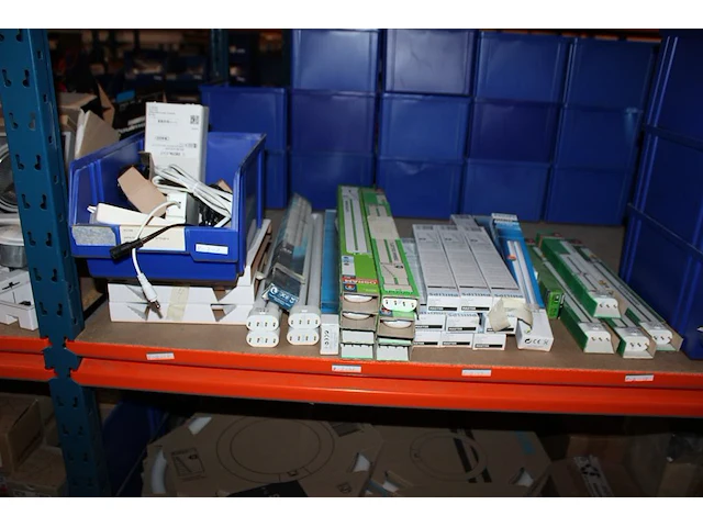 Voorraden op 4 legborden w.o. transformatoren, lampen, tl-buizen, ronde tl's, spaarlampen etc. let op! opha... - afbeelding 2 van  12