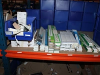 Voorraden op 4 legborden w.o. transformatoren, lampen, tl-buizen, ronde tl's, spaarlampen etc. let op! opha... - afbeelding 2 van  12