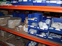 Voorraden op 4 legborden w.o. transformatoren, lampen, tl-buizen, ronde tl's, spaarlampen etc. let op! opha... - afbeelding 3 van  12