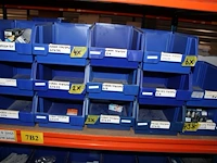 Voorraden op 4 legborden w.o. transformatoren, lampen, tl-buizen, ronde tl's, spaarlampen etc. let op! opha... - afbeelding 7 van  12