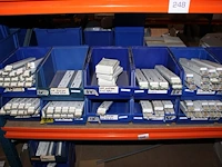 Voorraden op 4 legborden w.o. transformatoren, lampen, tl-buizen, ronde tl's, spaarlampen etc. let op! opha... - afbeelding 8 van  12