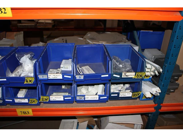 Voorraden op 4 legborden w.o. transformatoren, lampen, tl-buizen, ronde tl's, spaarlampen etc. let op! opha... - afbeelding 9 van  12