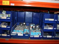 Voorraden op 4 legborden w.o. transformatoren, lampen, tl-buizen, ronde tl's, spaarlampen etc. let op! opha... - afbeelding 12 van  12