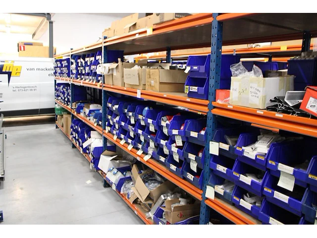 Voorraden op 4 legborden w.o. wandcontactdozen mennekes, dimmers, wandcontactdozen, pvc bochten en lasdozen... - afbeelding 1 van  9