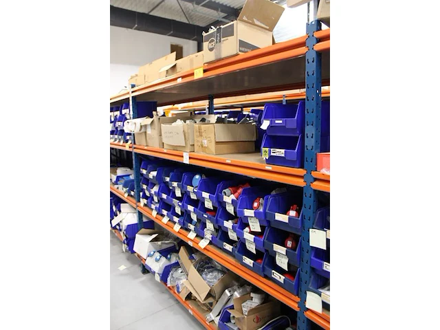 Voorraden op 4 legborden w.o. wandcontactdozen mennekes, dimmers, wandcontactdozen, pvc bochten en lasdozen... - afbeelding 2 van  9