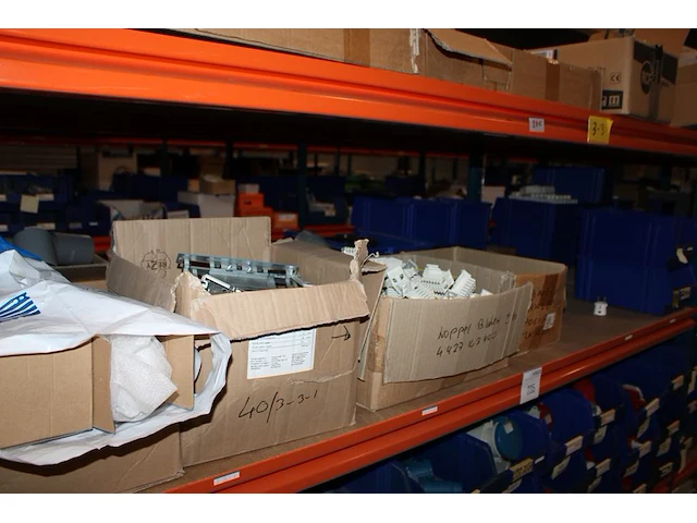 Voorraden op 4 legborden w.o. wandcontactdozen mennekes, dimmers, wandcontactdozen, pvc bochten en lasdozen... - afbeelding 3 van  9