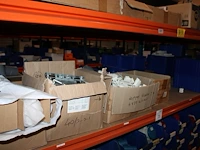 Voorraden op 4 legborden w.o. wandcontactdozen mennekes, dimmers, wandcontactdozen, pvc bochten en lasdozen... - afbeelding 3 van  9