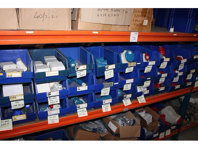 Voorraden op 4 legborden w.o. wandcontactdozen mennekes, dimmers, wandcontactdozen, pvc bochten en lasdozen... - afbeelding 4 van  9