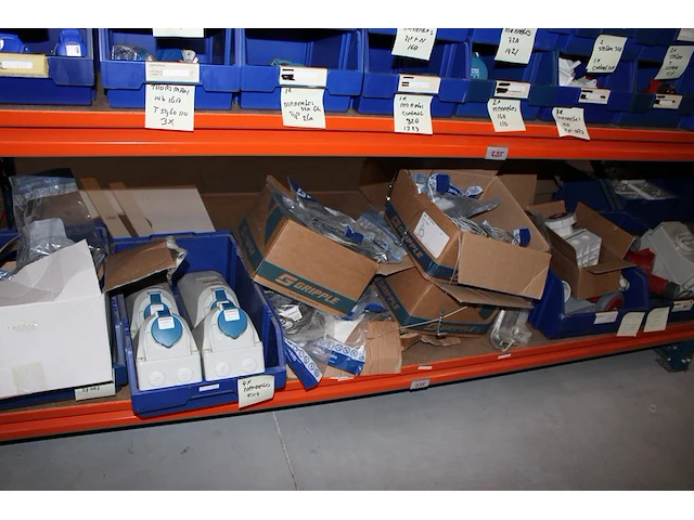 Voorraden op 4 legborden w.o. wandcontactdozen mennekes, dimmers, wandcontactdozen, pvc bochten en lasdozen... - afbeelding 5 van  9