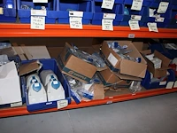Voorraden op 4 legborden w.o. wandcontactdozen mennekes, dimmers, wandcontactdozen, pvc bochten en lasdozen... - afbeelding 5 van  9
