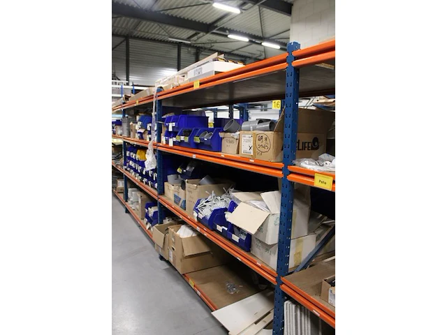 Voorraden op 4 legborden w.o. wandcontactdozen mennekes, dimmers, wandcontactdozen, pvc bochten en lasdozen... - afbeelding 6 van  9