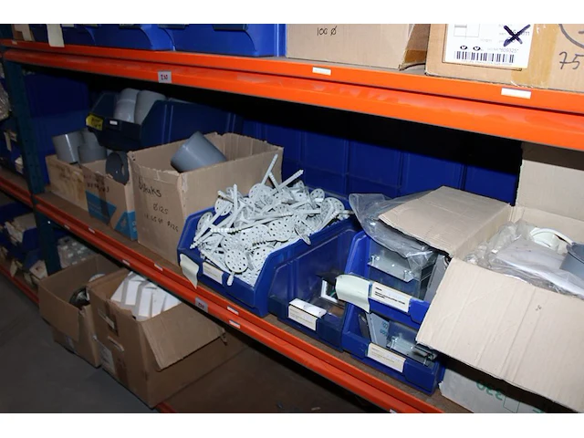 Voorraden op 4 legborden w.o. wandcontactdozen mennekes, dimmers, wandcontactdozen, pvc bochten en lasdozen... - afbeelding 8 van  9