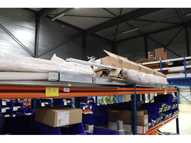 Voorraden op vijf legborden w.o. kabelgootonderdelen, afhangmaterialen, klemmen, beugels etc. let op! ophal... - afbeelding 2 van  9