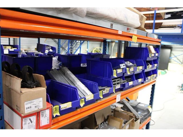 Voorraden op vijf legborden w.o. kabelgootonderdelen, afhangmaterialen, klemmen, beugels etc. let op! ophal... - afbeelding 3 van  9