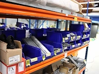 Voorraden op vijf legborden w.o. kabelgootonderdelen, afhangmaterialen, klemmen, beugels etc. let op! ophal... - afbeelding 3 van  9