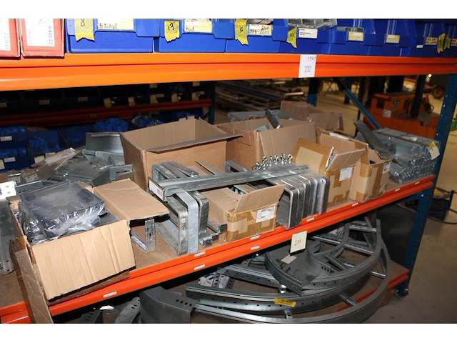 Voorraden op vijf legborden w.o. kabelgootonderdelen, afhangmaterialen, klemmen, beugels etc. let op! ophal... - afbeelding 4 van  9