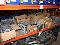 Voorraden op vijf legborden w.o. kabelgootonderdelen, afhangmaterialen, klemmen, beugels etc. let op! ophal... - afbeelding 4 van  9