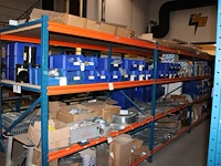 Voorraden op vijf legborden w.o. kabelgootonderdelen, afhangmaterialen, klemmen, beugels etc. let op! ophal... - afbeelding 6 van  9